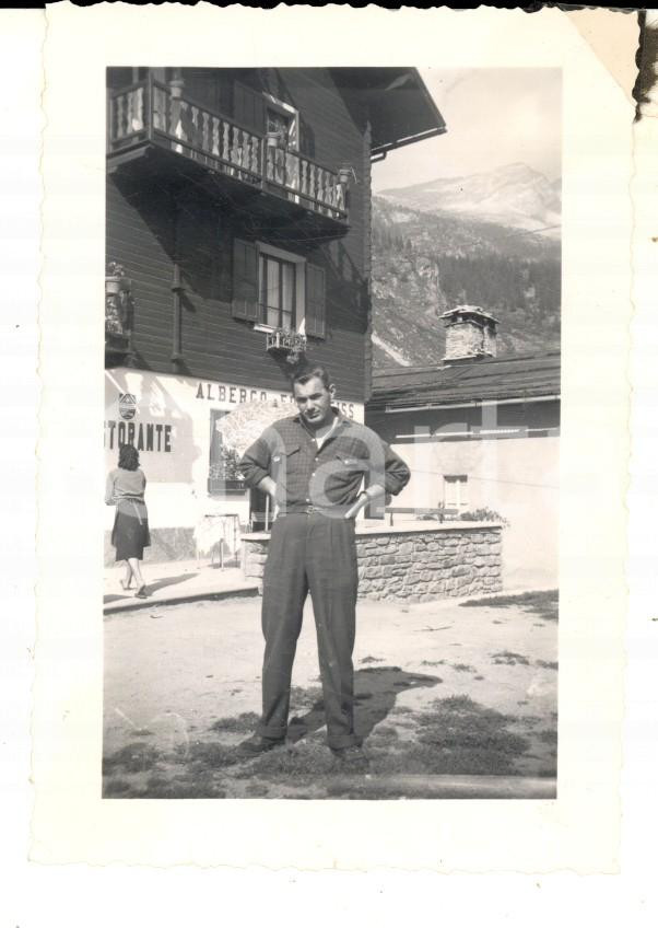 Fotografia d epoca originale 1955 MACUGNAGA VB Ritratto di turista all albergo EDELWEISS Foto 7x10 cm 1