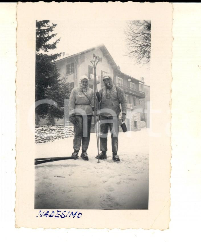 Fotografia d epoca originale 1954 MADESIMO Coppia di sciatori sotto una nevicata Foto VINTAGE 7x9 1