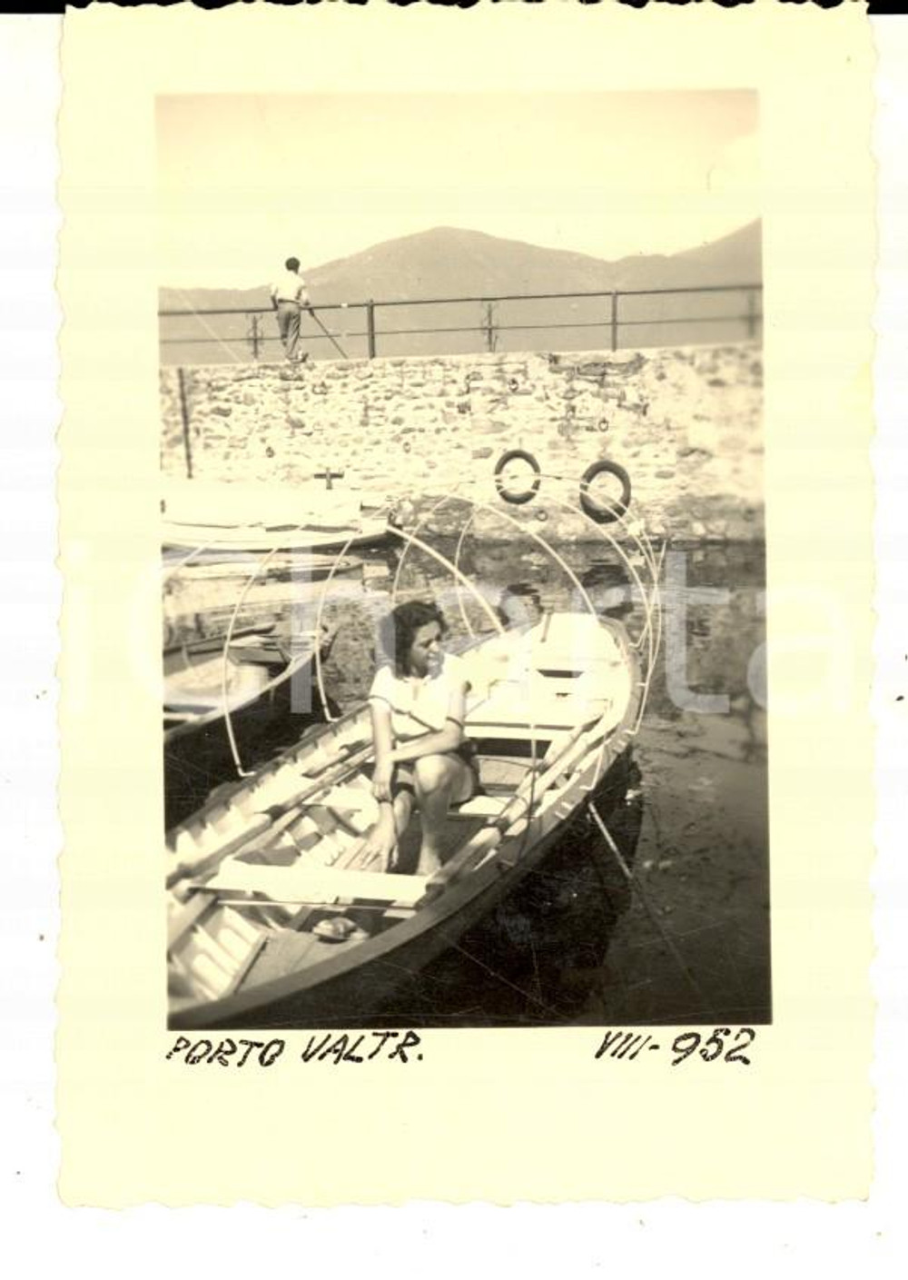 Fotografia d epoca originale 1952 PORTO VALTRAVAGLIA Giovane donna su una tipica imbarcazione Foto 7x10 1