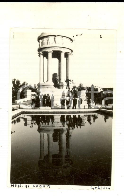 Fotografia d epoca originale 1929 GORIZIA Visitatori presso il Monumento ai Caduti Fotografia VINTAGE 7x10 1