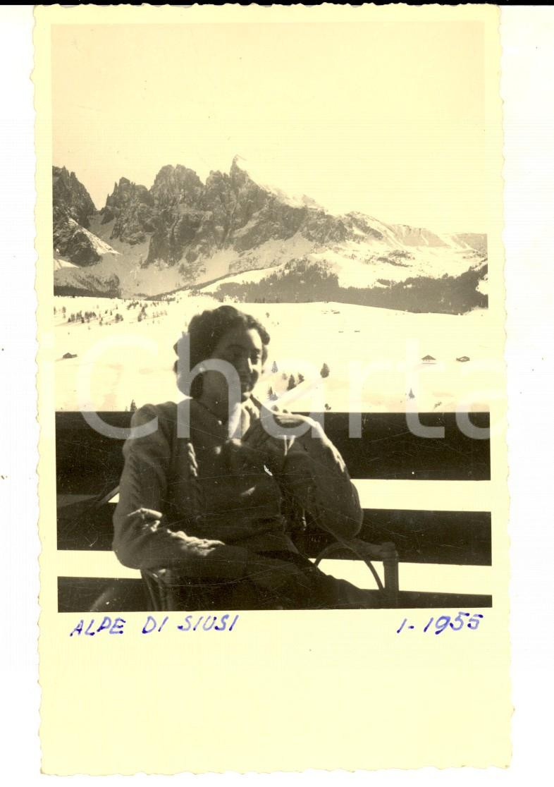 Fotografia d epoca originale 1955 ALPE DI SIUSI Ritratto di donna con le piste sullo sfondo Foto cartolina 1