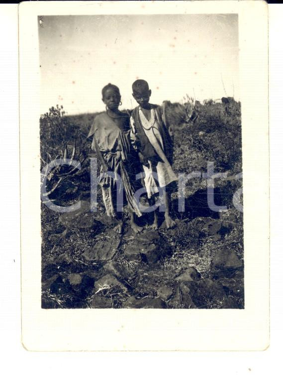 Fotografia d epoca originale 1940 ca AOI ERITREA Due ragazzini indigeni fuori dal villaggio Fotografia 6x9 1