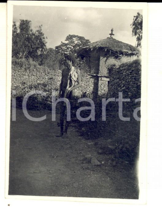 Fotografia d epoca originale 1940 ca AOI ERITREA Giovane indigeno nel proprio villaggio Fotografia 9x6 cm 1