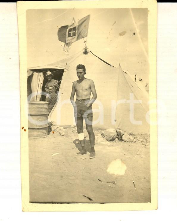 Fotografia d epoca originale 1940 ca ZONA DI GUERRA Giovane soldato ferito nel campo Foto 6x9 cm 1