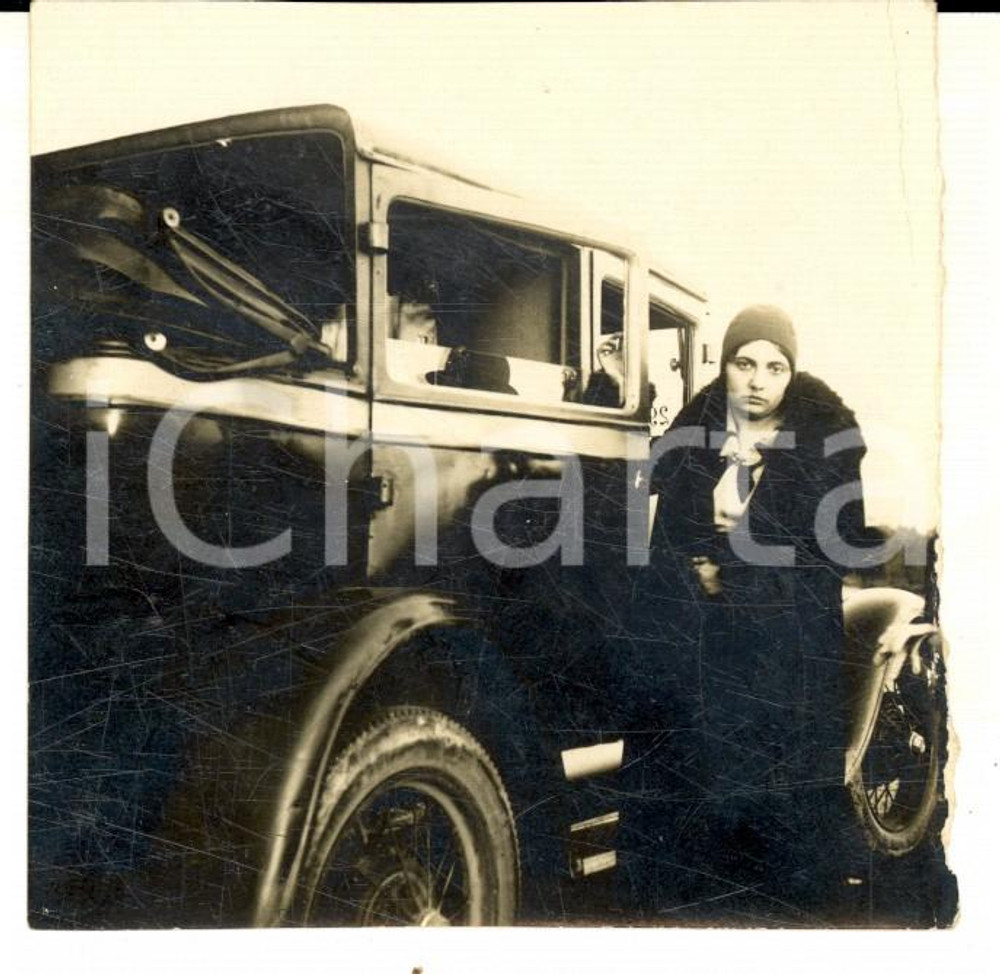 Fotografia d epoca originale 1930 ca AREA LOMBARDA Ritratto di donna con automobile Foto VINTAGE 8x8 cm 1
