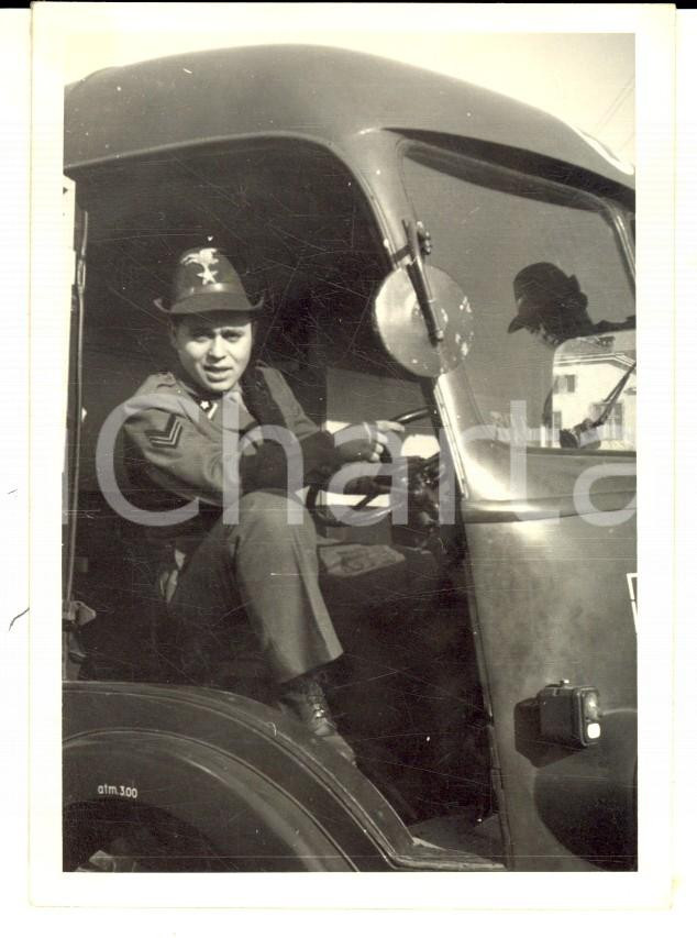 Fotografia d epoca originale 1966 ESERCITO ITALIANO Ritratto di un alpino su autocarro Foto 8x10 cm 1