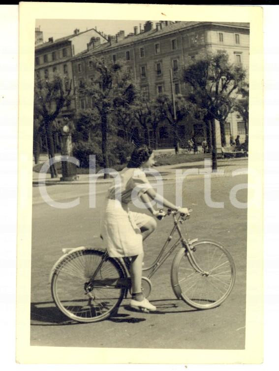 Fotografia d epoca originale 1950 ca MILANO Una fanciulla in bicicletta in centro Foto VINTAGE 7x9 cm 1
