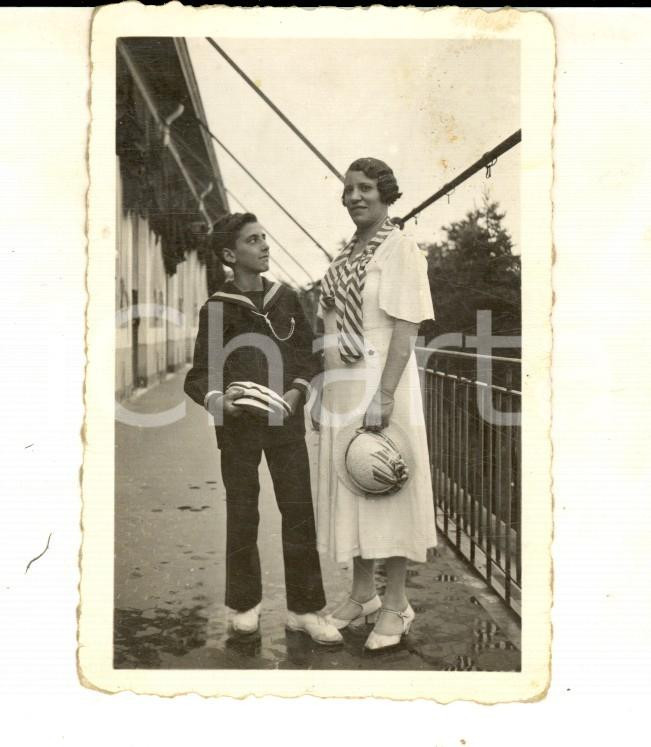 Fotografia d epoca originale 1930 ca AREA TOSCANA ? Madre e figlio vestiti alla marinara Foto VINTAGE 8x9 1