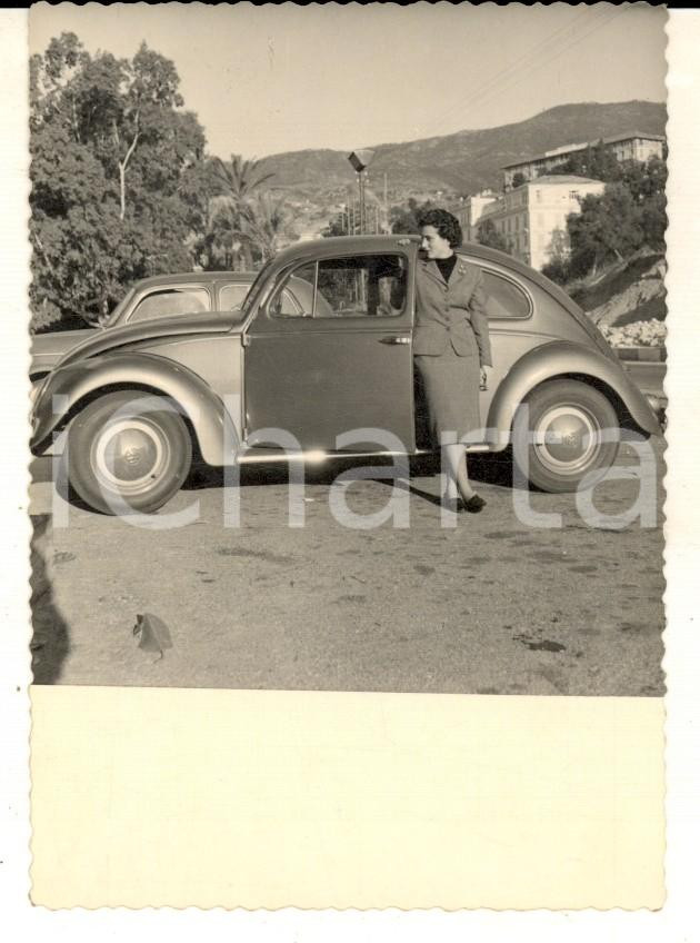 Fotografia d epoca originale 1955 ca AREA LIGURE Ritratto di donna con il suo Maggiolone Foto VINTAGE 8x10 1