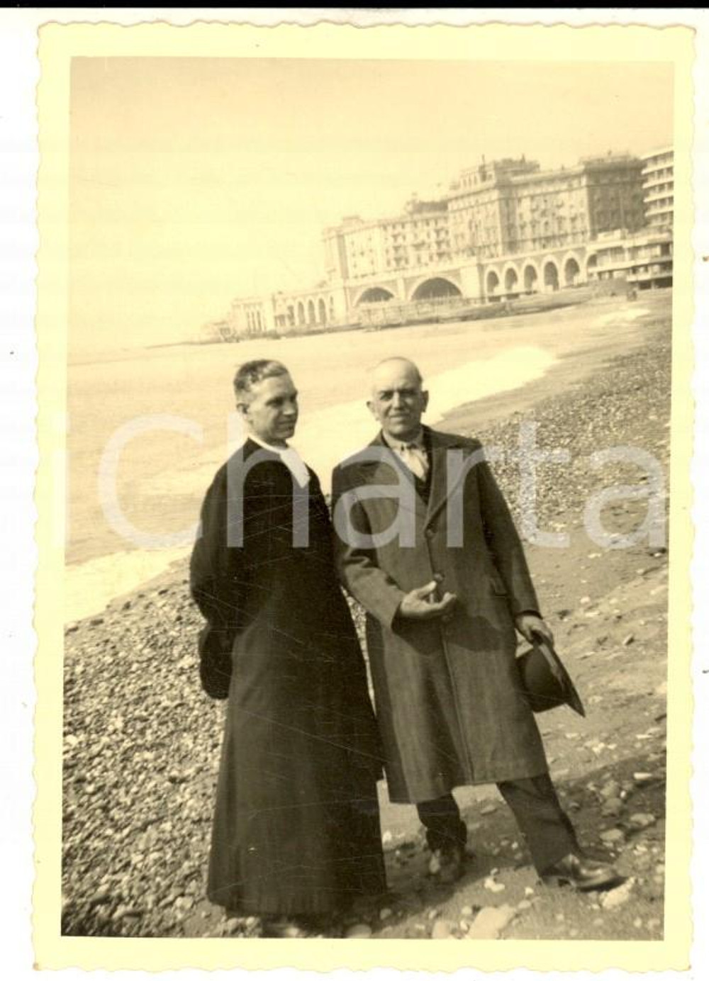Fotografia d epoca originale 1950 ca AREA LIGURE Sacerdote in spiaggia con un amico Foto VINTAGE 8x10 1