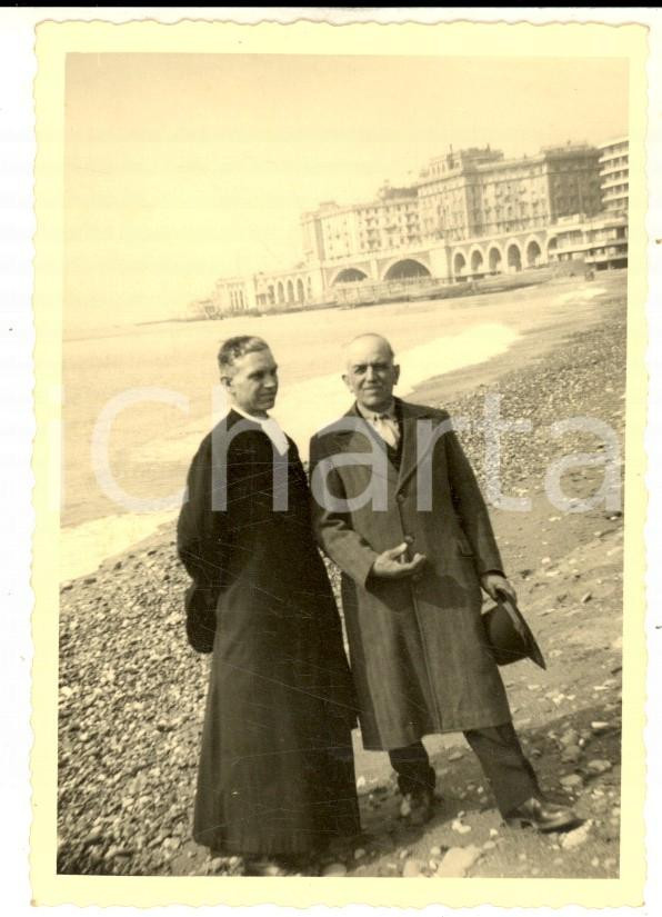 Fotografia d epoca originale 1950 ca AREA LIGURE Sacerdote in spiaggia con un amico Foto VINTAGE 8x10 1