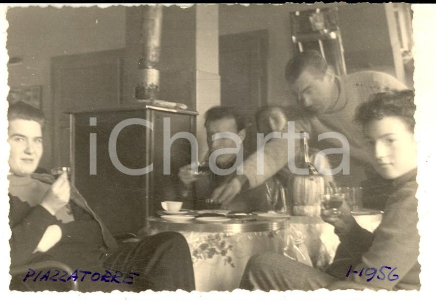 Fotografia d epoca originale 1956 PIAZZATORRE BG Un bicchiere di vino in famiglia Foto VINTAGE 10x8 1