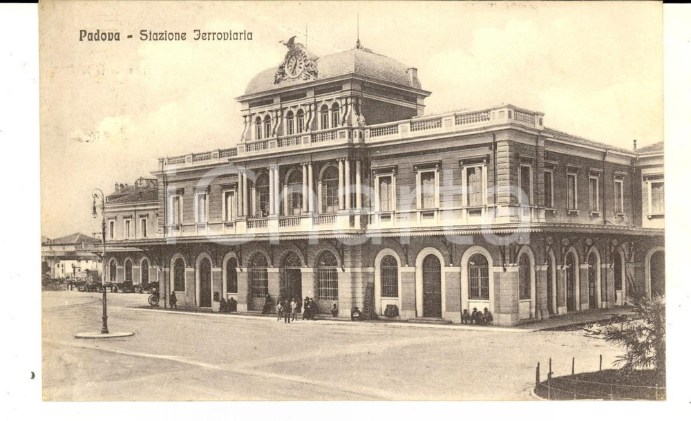 Cartolina originale da collezione 1925 PADOVA Facciata della stazione ferroviaria Cartolina ANIMATA FP VG 1