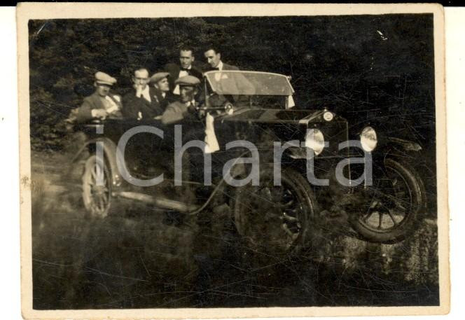 Fotografia d epoca originale 1930 ca AREA LOMBARDA Gruppo di amici in automobile Foto VINTAGE 8x5 cm 1