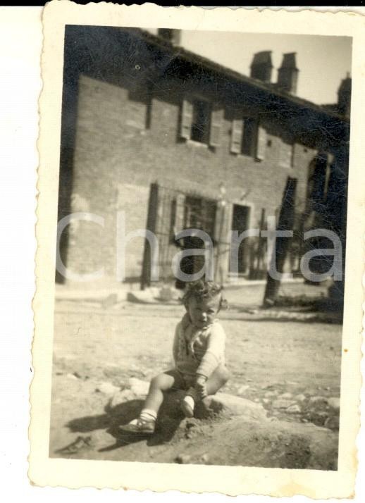 Fotografia d epoca originale 1940 ca AREA LOMBARDA Bambina sull aia di una cascina Foto VINTAGE 6x8 1