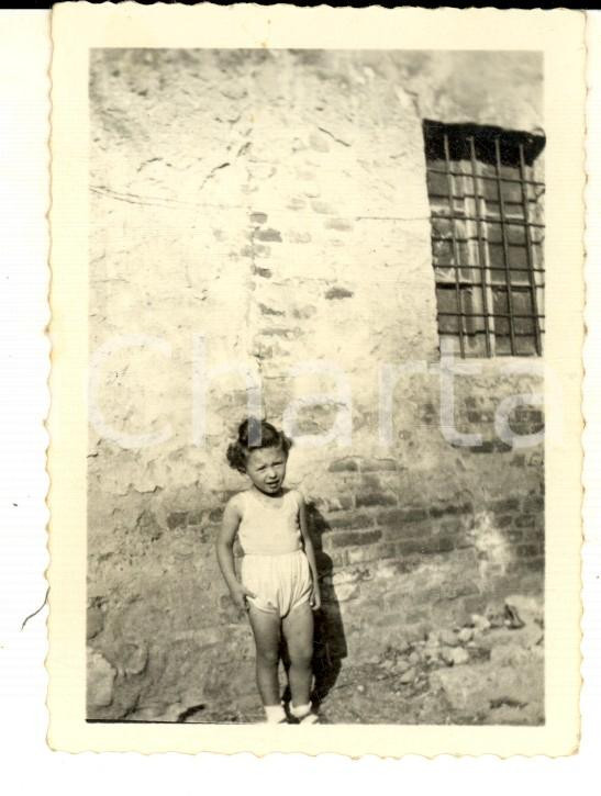 Fotografia d epoca originale 1940 ca AREA LOMBARDA Bambina in una cascina in abito estivo Foto VINTAGE 6x8 1