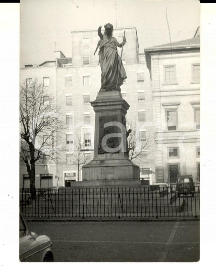 Fotografia d epoca originale 1962 MILANO Piazza Mentana con il monumento ai Caduti Foto VINTAGE 8x10 1