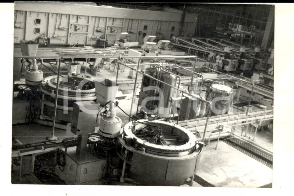 Fotografia d epoca originale 1960 ca AREA LOMBARDA Interno di una fabbrica in attività Foto VINTAGE 11x8 cm 1
