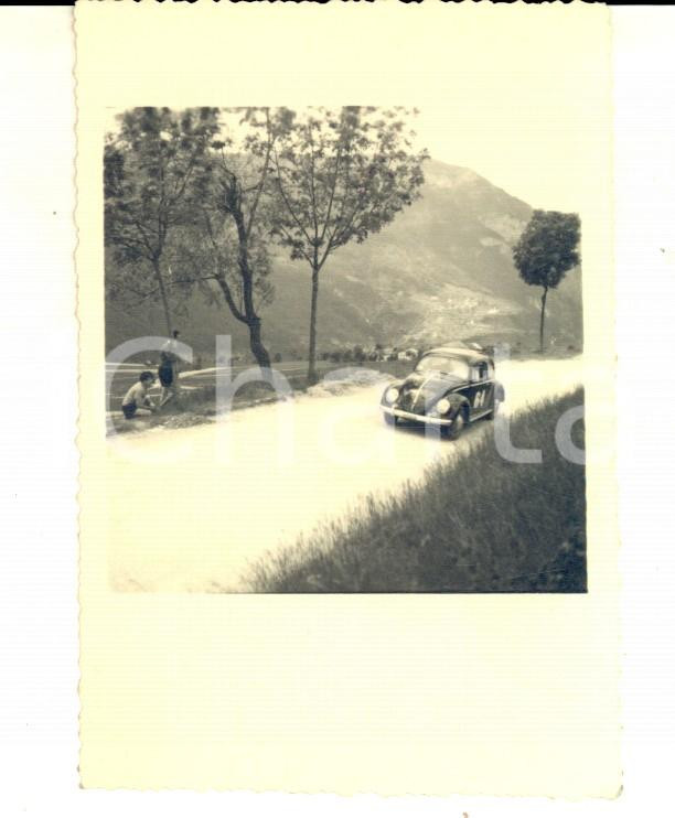 Fotografia d epoca originale 1950 ca AREA LOMBARDA Giovani tifosi durante una gara automobilistica Foto 6x10 1