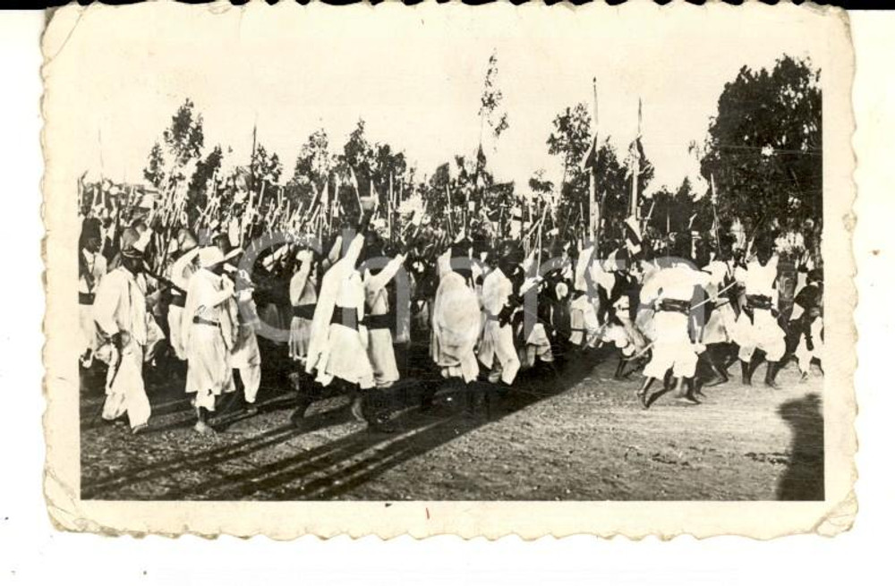 Fotografia d epoca originale 1940 ca AOI ERITREA Una cerimonia tradizionale in un villaggio Fotografia 9x6 1