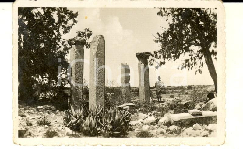 Fotografia d epoca originale 1940 ca AOI ERITREA Giovane indigeno tra antiche rovine Fotografia 9x6 cm 1