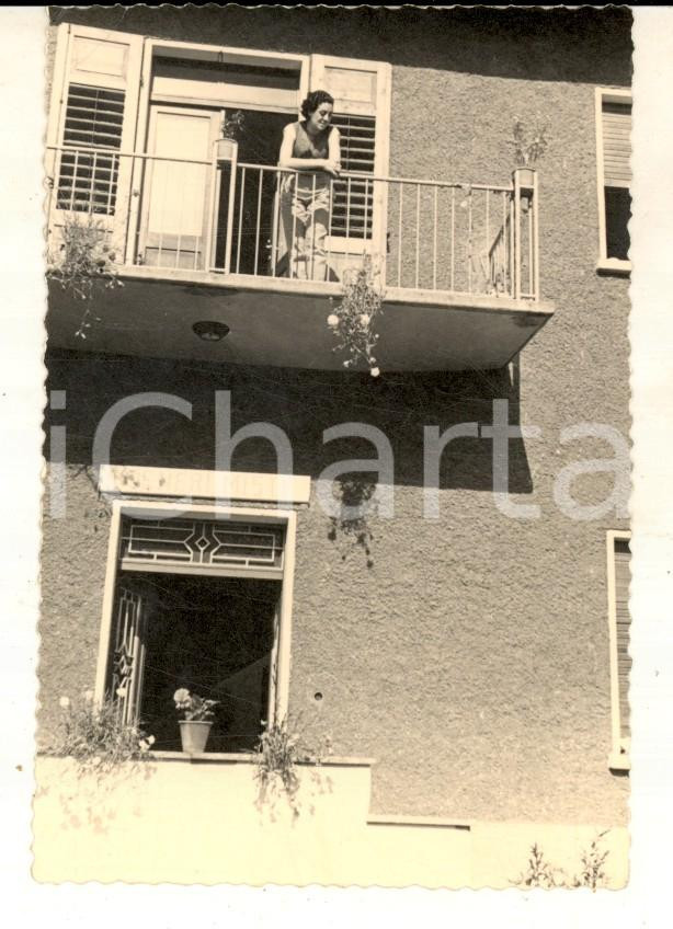 Fotografia d epoca originale 1950 ca SPORMINORE Donna affacciata al balcone in primavera Foto VINTAGE 7x11 1