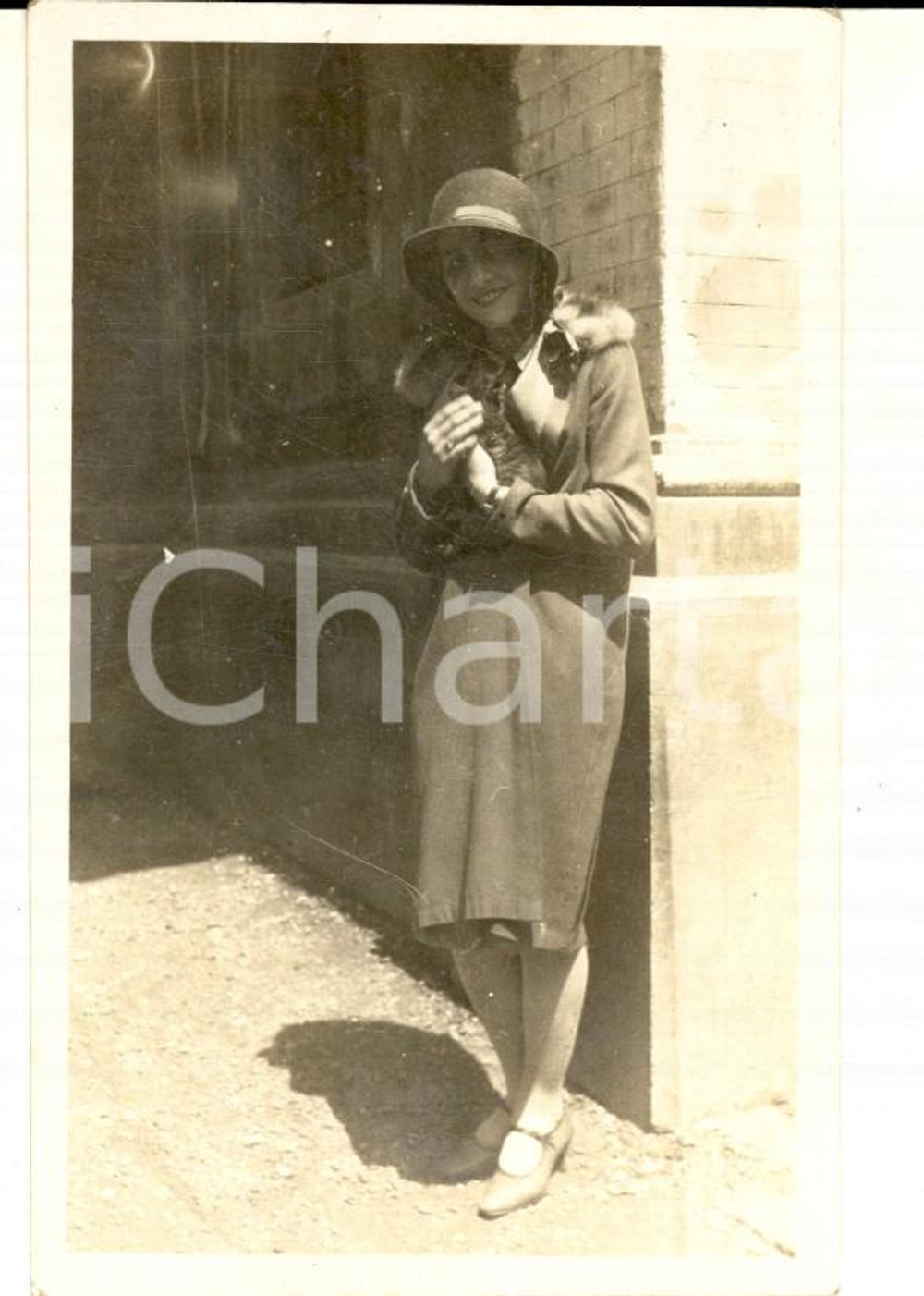 Fotografia d epoca originale 1950 ca MILANO Donna all angolo di una via con collo in pelliccia Foto 7x11 1