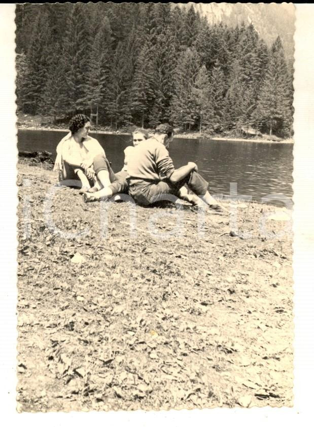 Fotografia d epoca originale 1950 ca LAGO DI TOVEL Giovani turisti sulla riva Foto VINTAGE 7x11 cm 1