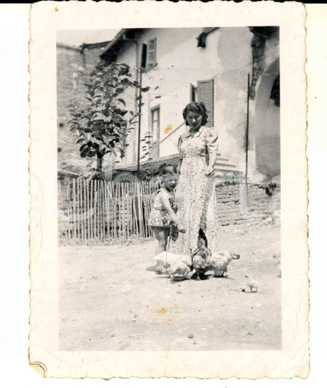 Fotografia d epoca originale 1939 AREA LOMBARDA Bambina con la madre in una cascina Foto VINTAGE 8x9 cm 1