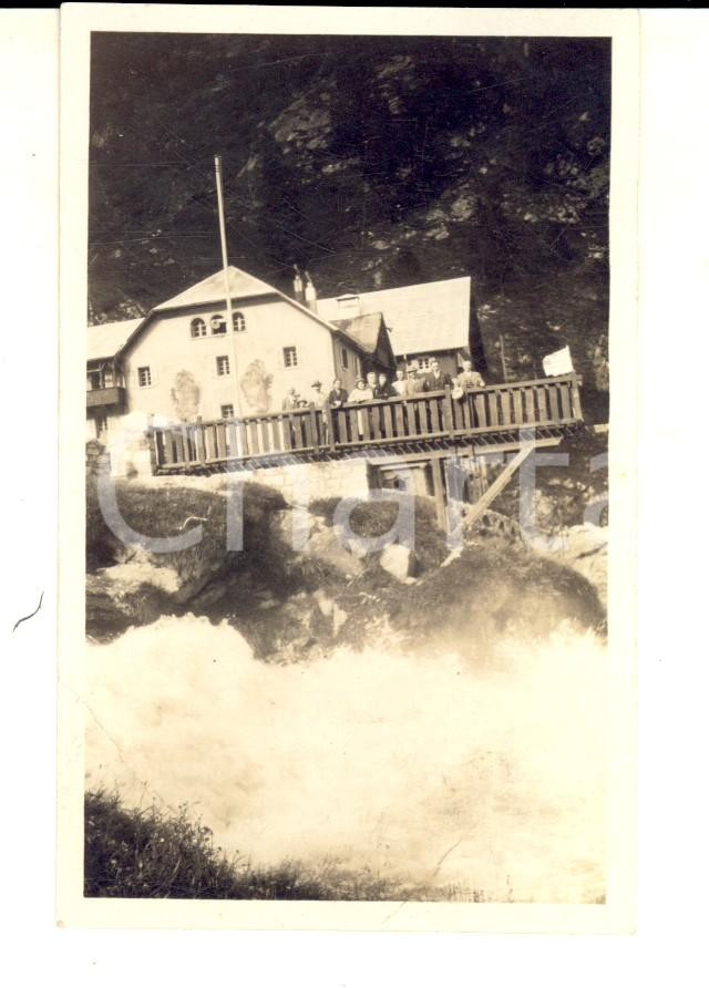 Fotografia d epoca originale 1930 ca TRENTINO ? Gruppo di turisti presso una cascata Foto VINTAGE 6x11 cm 1