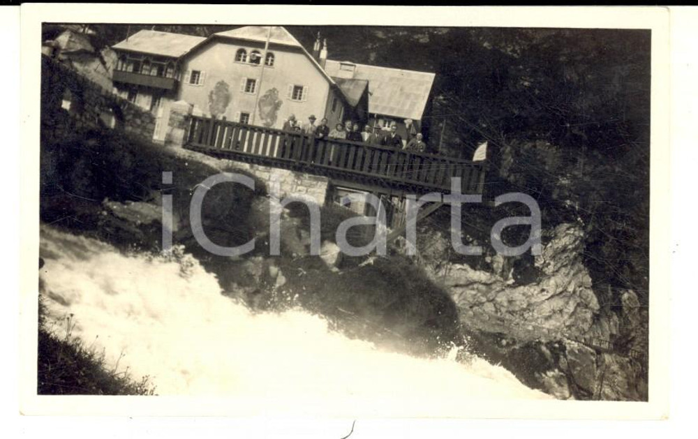 Fotografia d epoca originale 1930 ca TRENTINO ? Gruppo di turisti presso una cascata Foto VINTAGE 11x6 1