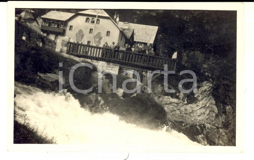 Fotografia d epoca originale 1930 ca TRENTINO ? Gruppo di turisti presso una cascata Foto VINTAGE 11x6 1