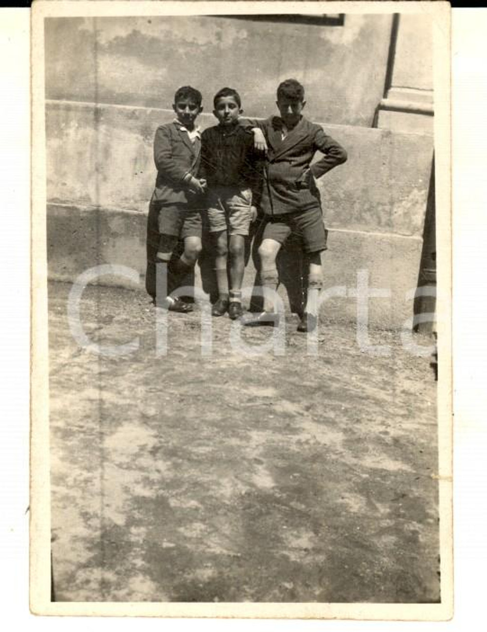 Fotografia d epoca originale 1940 ca MILANO ? Ritratto di tre monelli in strada Foto VINTAGE 6x9 cm 1