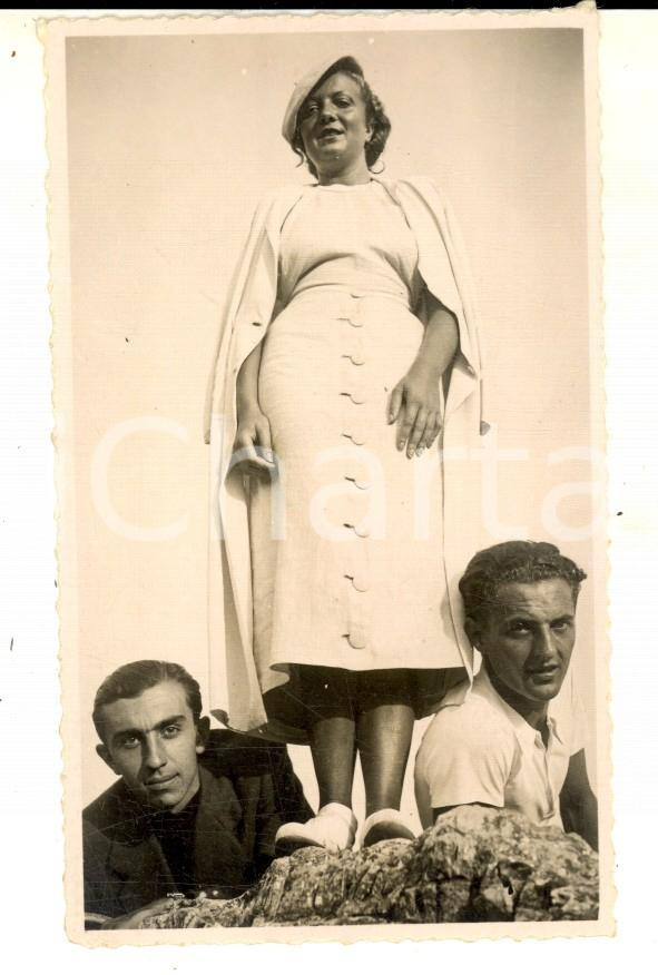 Fotografia d epoca originale 1930 ca AREA LOMBARDA Due amici tra una donna Fotomontaggio CURIOSO 6x10 cm 1