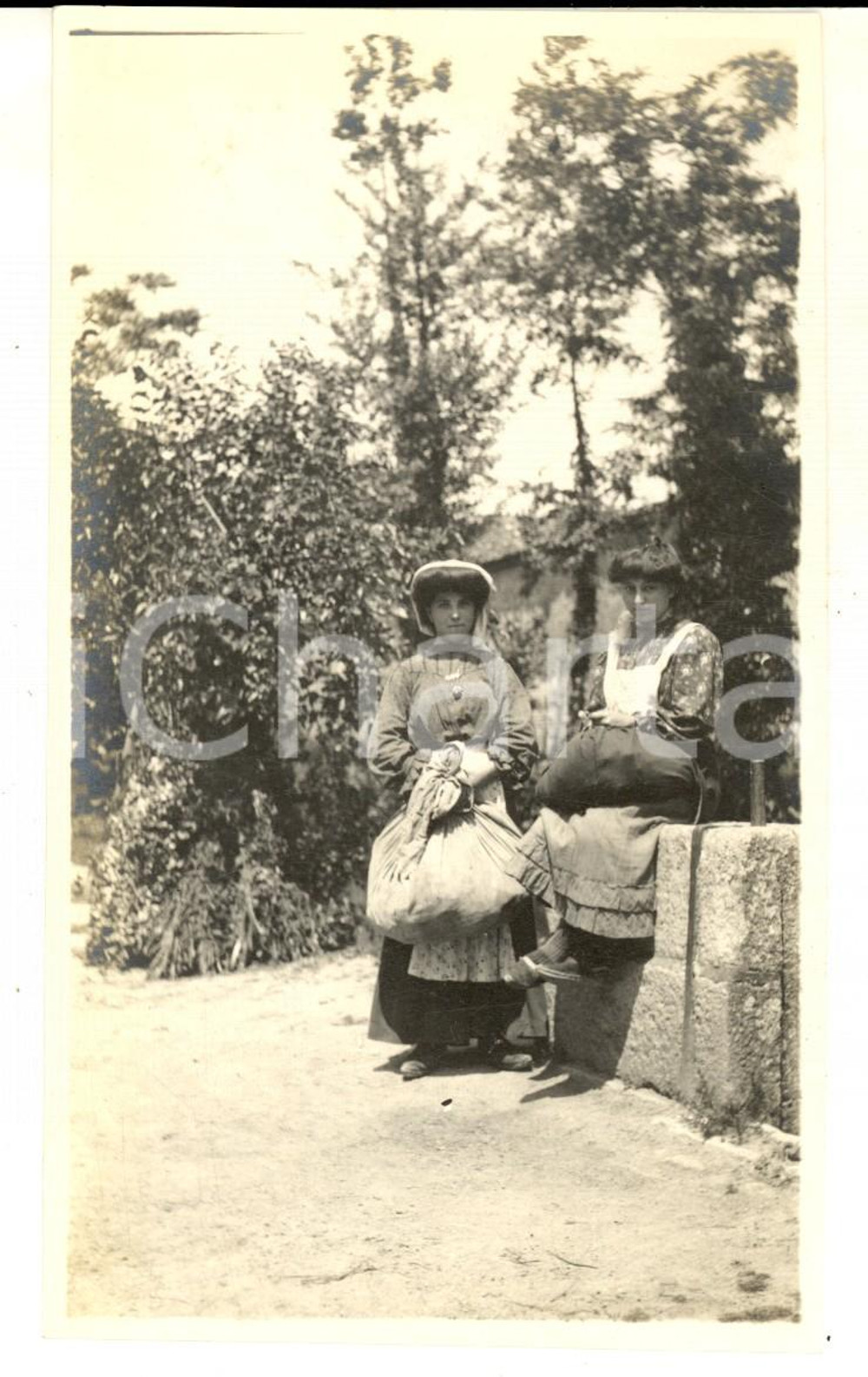 Fotografia d epoca originale 1920 ca PAVIA Due giovani donne nella campagna Fotografia VINTAGE 8x15 cm 1