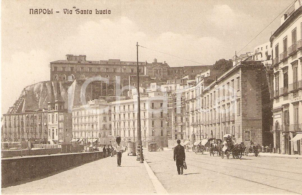 Cartolina originale da collezione 1925 ca NAPOLI Scugnizzo con cesto in testa percorre Via Santa Lucia Cartolina 1