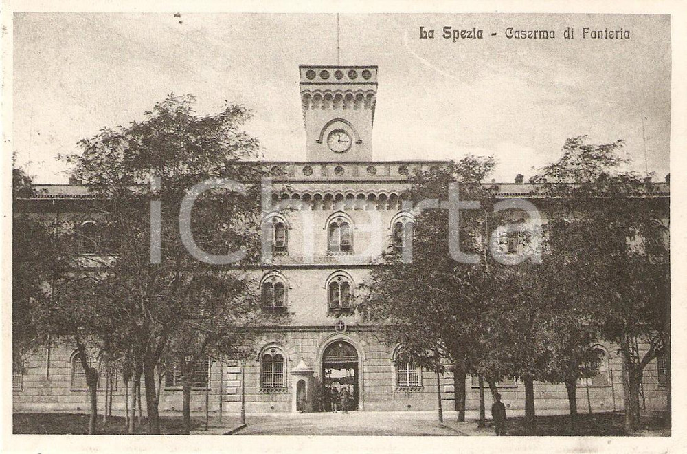 Cartolina originale da collezione 1916 LA SPEZIA Militari davanti alla Caserma di Fanteria Cartolina FP VG 1