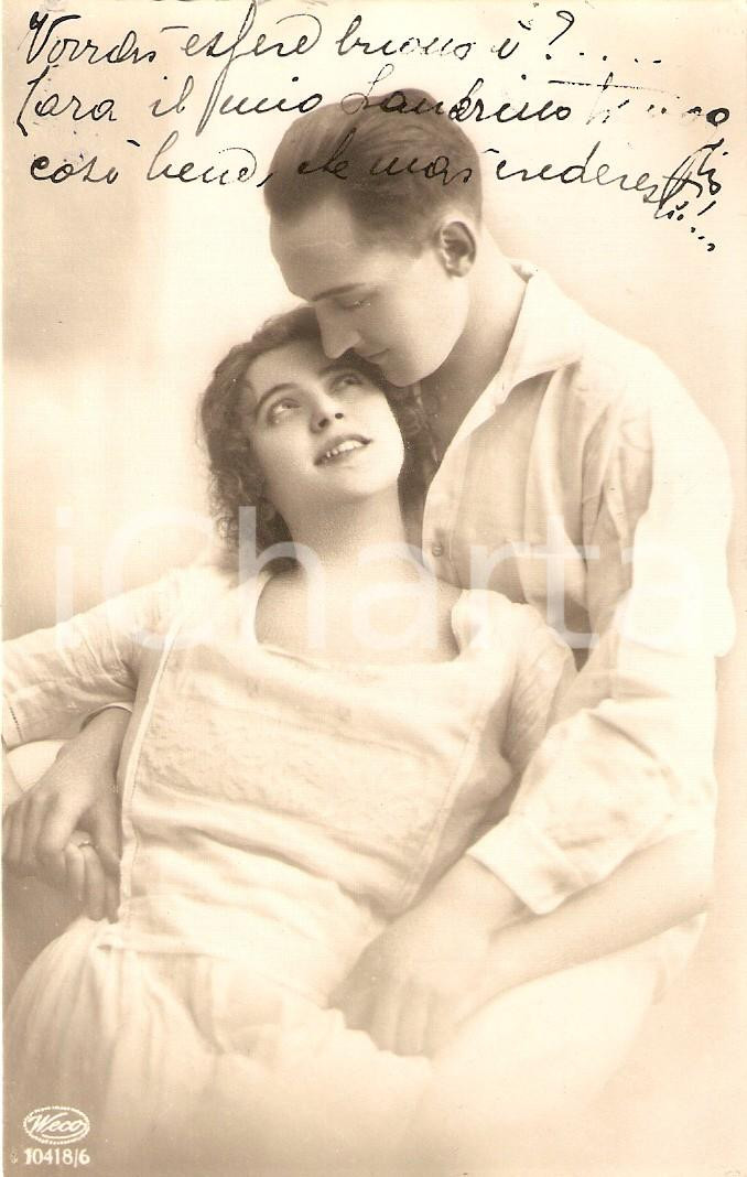 Cartolina originale da collezione 1920 ca INNAMORATI Abbraccio tra fidanzati vestiti di bianco Cartolina FP NV 1