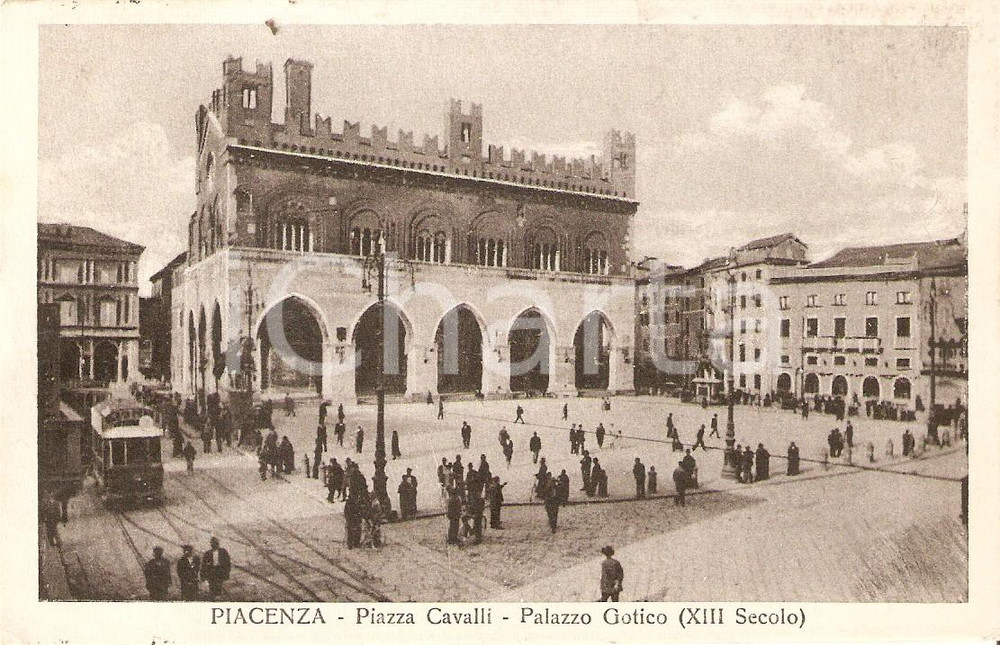 Cartolina originale da collezione 1935 PIACENZA Tram e passanti in Piazza Cavalli  Palazzo Gotico Cartolina FP NV 1