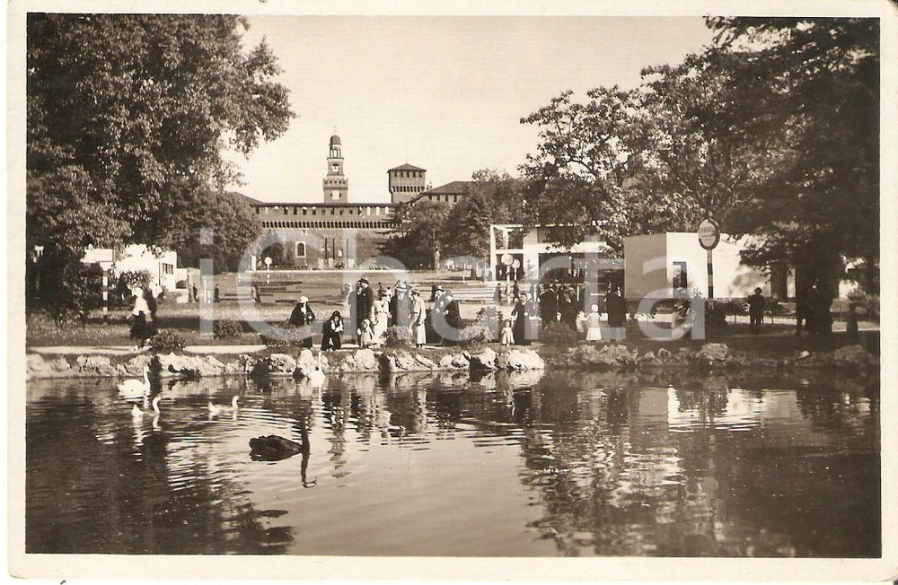 Cartolina originale da collezione 1933 V TRIENNALE MILANO Famiglie ammirano i cigni di PARCO SEMPIONE Cartolina FP 1