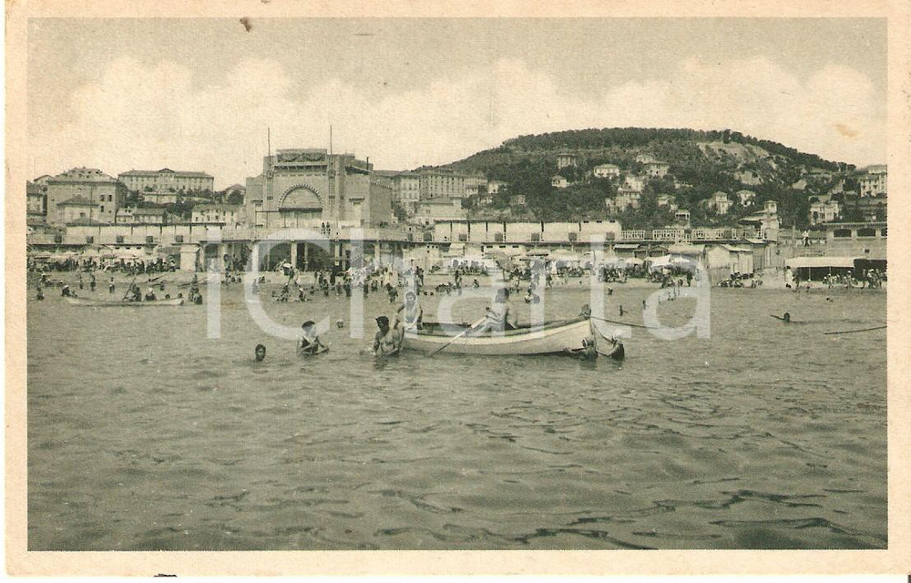 Cartolina originale da collezione 1945 IMPERIA Giochi in barca davanti alla Spiaggia d oro Cartolina FP NV 1