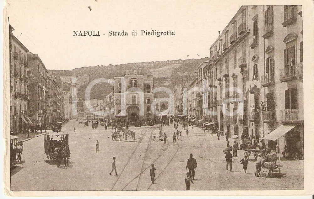 Cartolina originale da collezione 1902 NAPOLI Napoletani a passeggio su strada di PIEDIGROTTA Cartolina FP VG 1