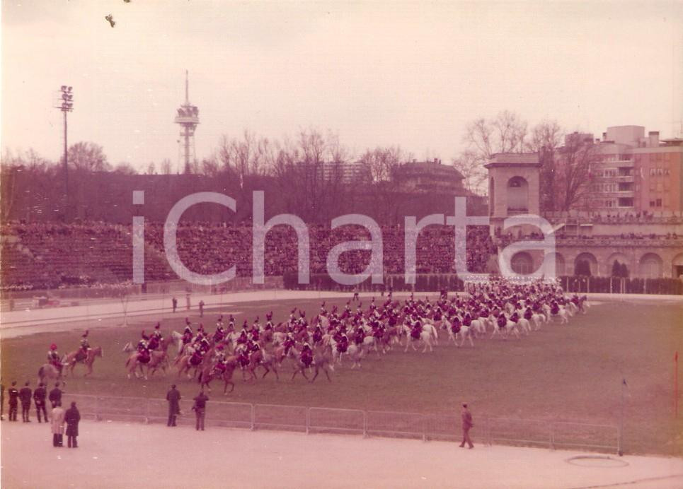 Fotografia d epoca originale 1975 ARENA DI MILANO Sfilata equestre dei CARABINIERI a cavallo Foto 12x9 1