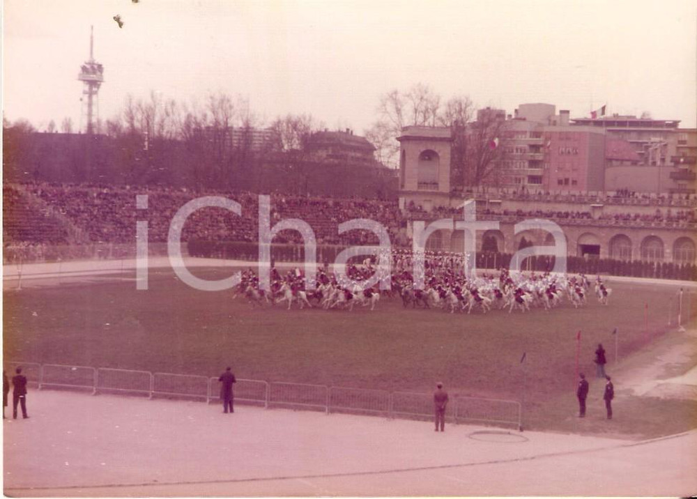 Fotografia d epoca originale 1975 ARENA DI MILANO Sfilata equestre dei CARABINIERI a cavallo Foto 12x9cm 1