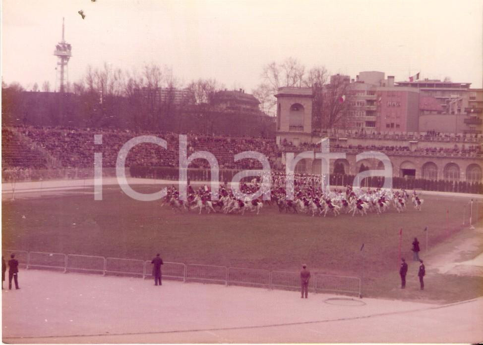 Fotografia d epoca originale 1975 ARENA DI MILANO Sfilata equestre dei CARABINIERI a cavallo Foto 12x9cm 1