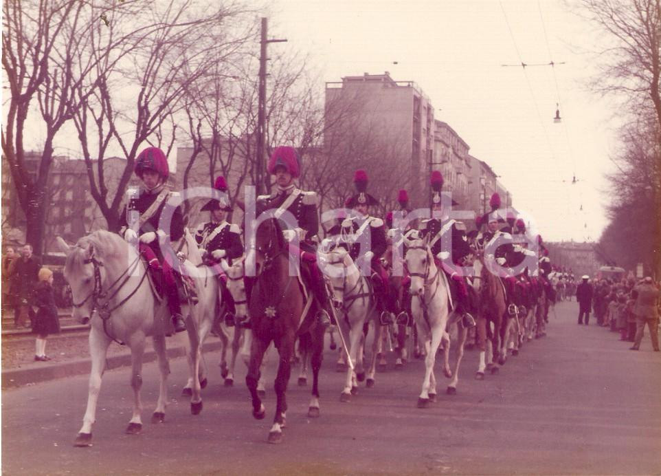 Fotografia d epoca originale 1975 MILANO Sfilata dei CARABINIERI a cavallo per le vie della città Foto 12x9cm 1