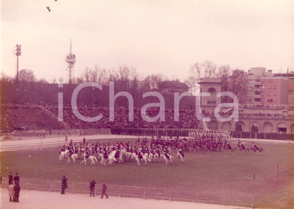 Fotografia d epoca originale 1975 ARENA DI MILANO Sfilata equestre dei CARABINIERI a cavallo Foto 12x9cm 1