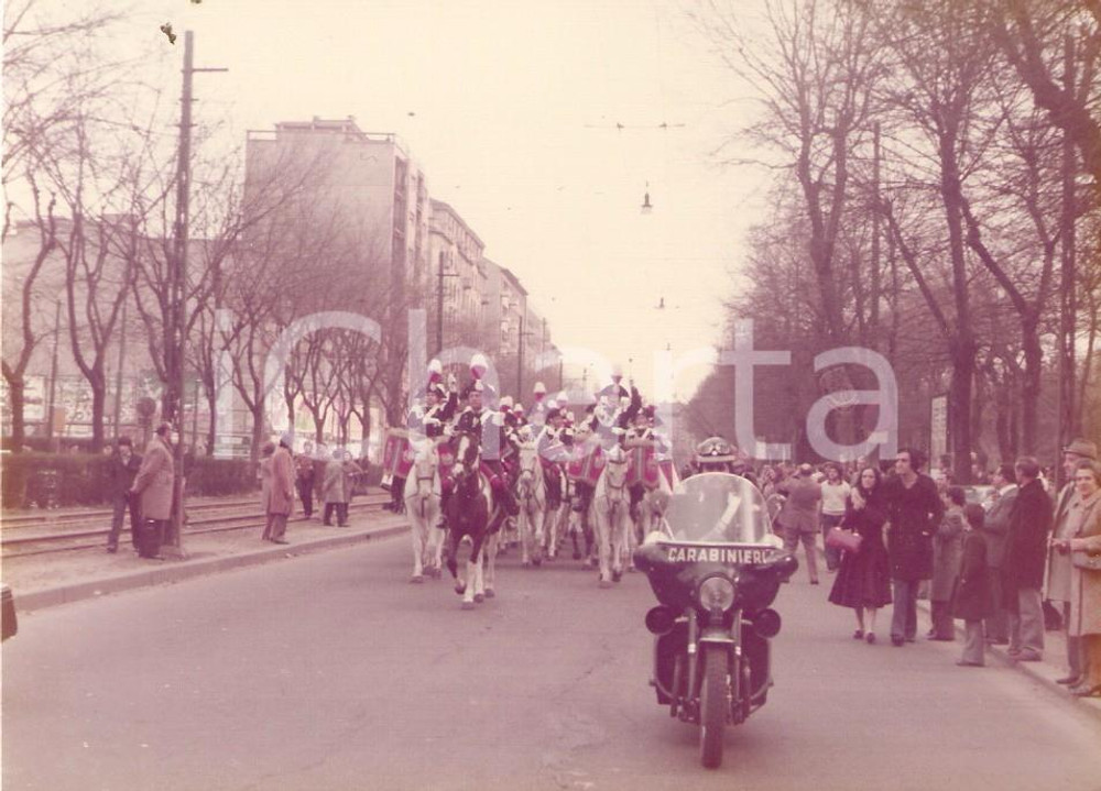 1975 MILANO Motocicletta precede Fanfara dei CARABINIERI a cavallo *Foto 12x9cm