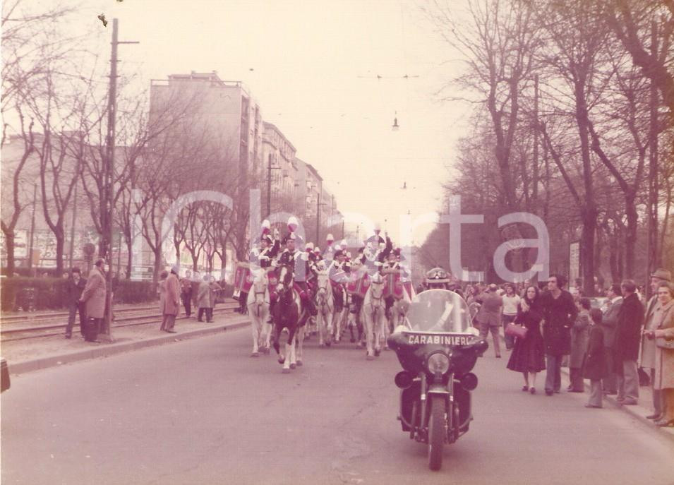 Fotografia d epoca originale 1975 MILANO Motocicletta precede Fanfara dei CARABINIERI a cavallo Foto 12x9cm 1
