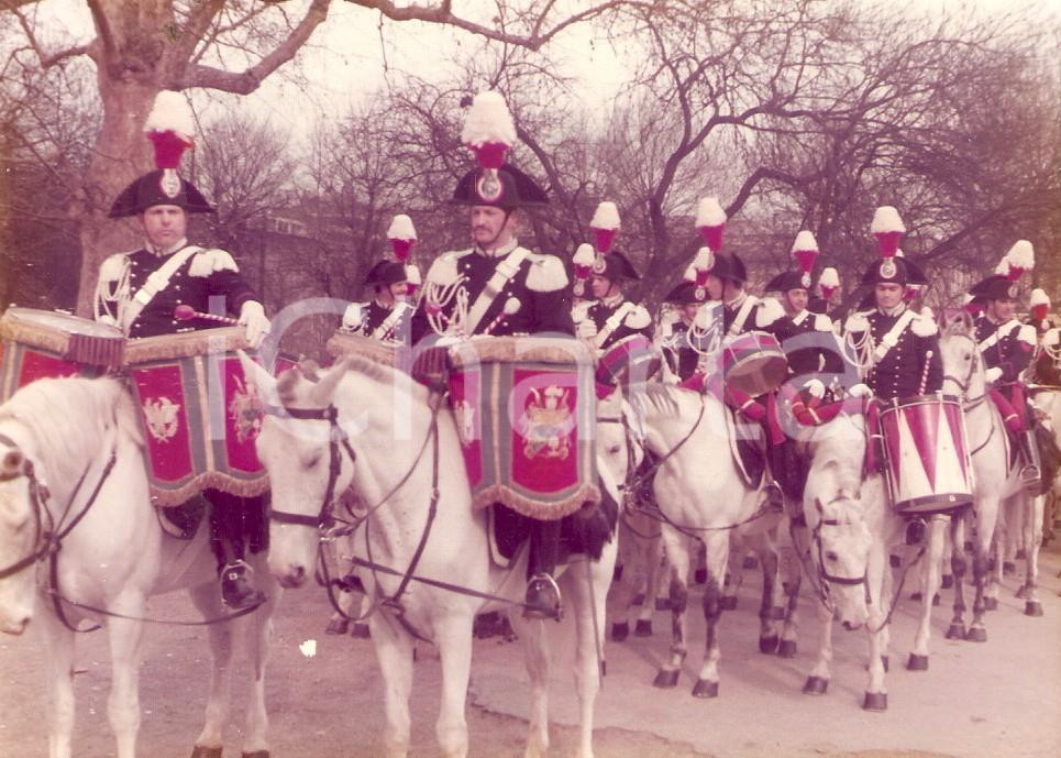 Fotografia d epoca originale 1975 MILANO Fanfara dei CARABINIERI a cavallo Foto 12x9 cm 1